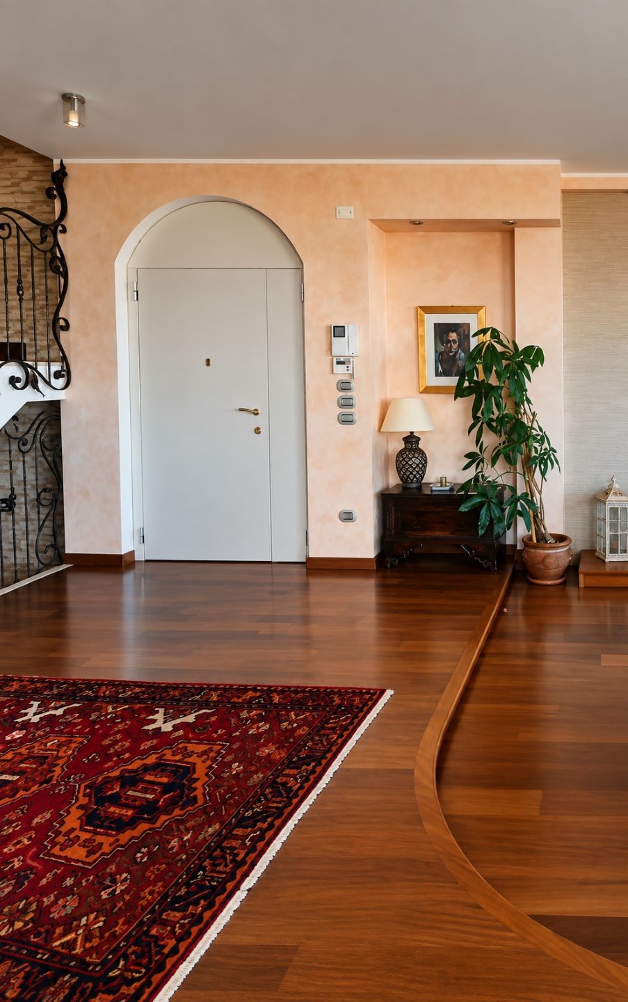 9 Ingresso elegante con porta ad arco